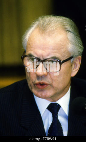 Bonn, Bundesrepublik Deutschland. 3. Juli 2007. Bonn, Deutschland; 13. Februar 1990---Hans Modrow, der letzten kommunistischen Premier der DDR, bei einem Besuch in der Bundeshauptstadt Bonn. Modrow hatte eine lange politische Karriere in der DDR. Modrow wurde premier nach dem Rücktritt von Willi Stoph am 13. November 1989. Nach dem Sturz von Egon Krenz als Vorsitzender der SED am 7. Dezember wurde Modrow der de-facto-Führer der DDR, obwohl er nicht Anführer der umbenannten Partei des demokratischen Sozialismus geworden ist. Modrow blieb bis zu den Wahlen am 18. März 1990.ZUMA Pr premier Stockfoto