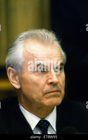 Bonn, Bundesrepublik Deutschland. 3. Juli 2007. Bonn, Deutschland; 13. Februar 1990---Hans Modrow, der letzten kommunistischen Premier der DDR, bei einem Besuch in der Bundeshauptstadt Bonn. Modrow hatte eine lange politische Karriere in der DDR. Modrow wurde premier nach dem Rücktritt von Willi Stoph am 13. November 1989. Nach dem Sturz von Egon Krenz als Vorsitzender der SED am 7. Dezember wurde Modrow der de-facto-Führer der DDR, obwohl er nicht Anführer der umbenannten Partei des demokratischen Sozialismus geworden ist. Modrow blieb bis zu den Wahlen am 18. März 1990.ZUMA Pr premier Stockfoto