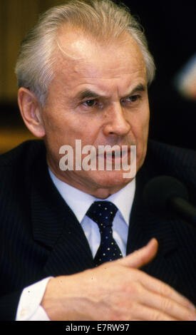 Bonn, Bundesrepublik Deutschland. 3. Juli 2007. Bonn, Deutschland; 13. Februar 1990---Hans Modrow, der letzten kommunistischen Premier der DDR, bei einem Besuch in der Bundeshauptstadt Bonn. Modrow hatte eine lange politische Karriere in der DDR. Modrow wurde premier nach dem Rücktritt von Willi Stoph am 13. November 1989. Nach dem Sturz von Egon Krenz als Vorsitzender der SED am 7. Dezember wurde Modrow der de-facto-Führer der DDR, obwohl er nicht Anführer der umbenannten Partei des demokratischen Sozialismus geworden ist. Modrow blieb bis zu den Wahlen am 18. März 1990.ZUMA Pr premier Stockfoto