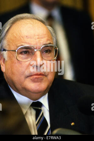 Bonn, Bundesrepublik Deutschland. 3. Juli 2007. Bonn, Deutschland; 13. Februar 1990---Deutsche Bundeskanzler Helmut Kohl. Er war Kanzler der Bundesrepublik Deutschland von 1982 bis 1998 und der Vorsitzende von der Christlich Demokratischen Union (CDU) von 1973 bis 1998. Seiner 16-jährigen Amtszeit war die längste jeder deutsche Bundeskanzler seit Otto von Bismarck. In seine Amtszeit fiel die Berliner Mauer, fand die deutsche Wiedervereinigung und dem Vertrag von Maastricht die Europäische Union.ZUMA Presse/Scott A. Miller © Scott A. Miller/ZUMA Wire/ZUMAPRESS.com/Alamy Live News erstellt Stockfoto