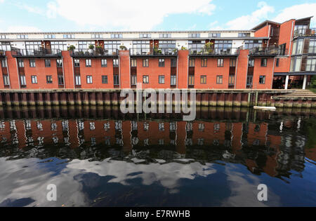 Riverside Apartments am Fluss Wensum in Norwich, Norfolk, England, UK. Stockfoto