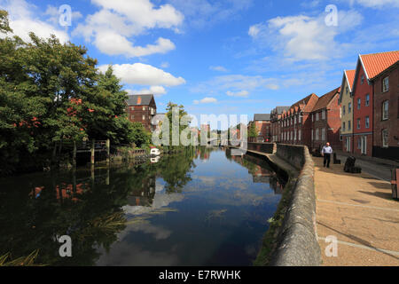 Der Fluss Wensum in Norwich zeigen moderne Wohnsiedlungen am Flussufer. Stockfoto