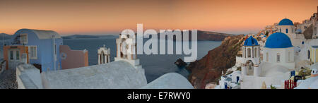 Panorama von Dorf Oia auf Santorin, Griechenland Stockfoto