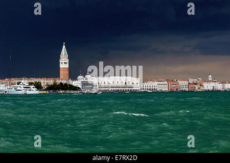 Adria, Markusplatz Campanile, Markusplatz Basilika und Dogenpalast bei Nacht, Venedig, Italien Stockfoto