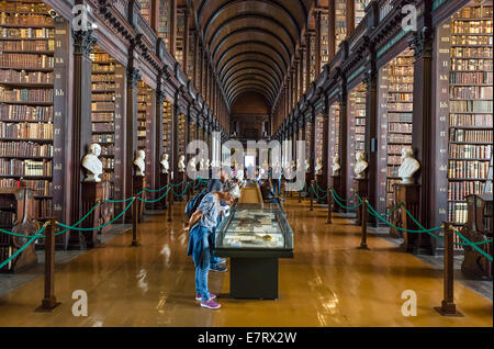 Trinity College Library. Die langen Raum in der alten Bibliothek, Trinity College, Dublin, Irland - das Buch von Kells ist in einem anderen Teil der Bibliothek gehalten Stockfoto