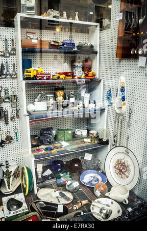 Trödel auf dem Display in einem Geschäft Fenster, North Berwick, Schottland Stockfoto