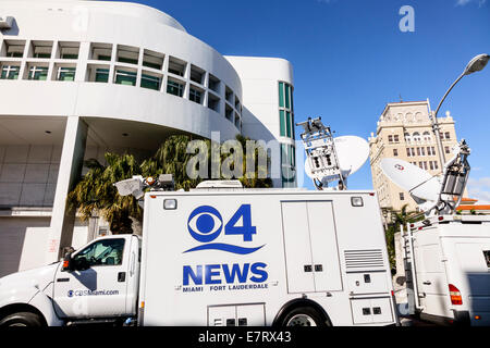 Miami Beach, Florida, Polizeiwache, Nachrichtenwagen, Fahrzeug, Schüssel, Fernseher, Satellitenschüssel, CBS, Kommunikation, Medien, Live-Übertragung, FL140201002 Stockfoto