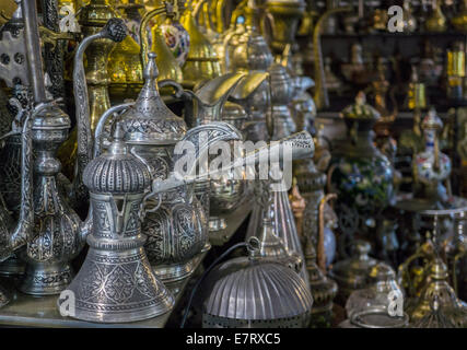 Traditionelle Kaffee-Wasserkocher auf dem türkischen Markt abwürgen. Stockfoto