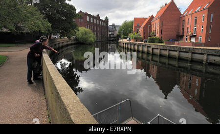 Der Fluss Wensum in Norwich zeigen die University of the Arts und moderne Wohnsiedlungen am Flussufer. Stockfoto