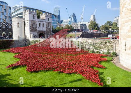 Keramische rote Mohnblumen erstellen Sie ein "Feld des Blutes" zum Gedenken an den hundertsten Jahrestag des ersten Weltkrieg an der Tower of London. Stockfoto