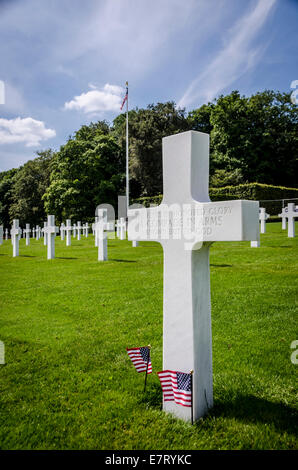 Weißer Grabstein eines unbekannten Soldaten und US Flaggen Stockfoto