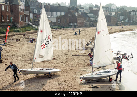 Menschen und Segeln Jollen am Strand North Berwick, East Lothian, Scotland Stockfoto