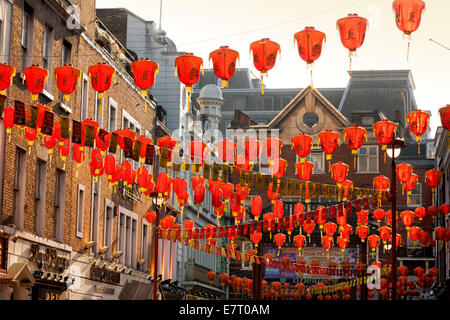 Bunte Lampions in der Gerrard Street, Chinatown, Soho, London UK Stockfoto