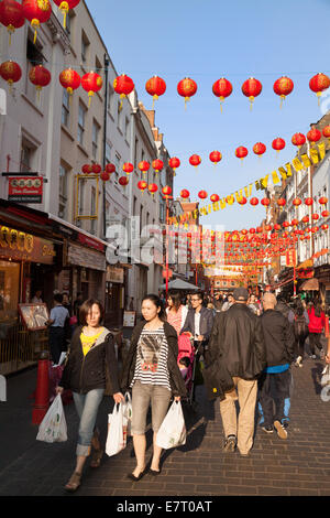 Straßenszene, Gerrard Street, Stadtteil Chinatown London Soho, UK Stockfoto