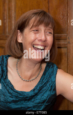 Kaukasischen, Alter glücklich mittlere gealterte Frau, im Alter von 50 s lachen, UK Stockfoto