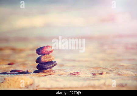 Vintage-Retro-Stil Bild Steine am Strand, Zen Spa Konzept Hintergrund. Stockfoto