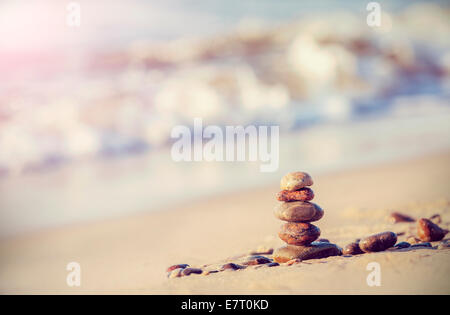 Vintage-Retro-Stil Bild von Steinen am Strand. Stockfoto