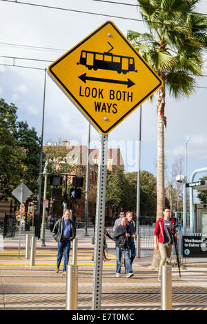 Los Angeles California, LA County Metro Rail, Stadtbahnsystem, Nahverkehr, Gold Line, Expo Park, USC, Bahnhof, Fußgängerüberweg, Warnschild, Zug, sicher Stockfoto