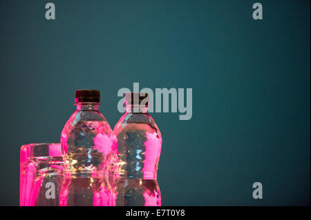 MANCHESTER, VEREINIGTES KÖNIGREICH. 23. September 2014. Einige Flaschen Wasser auf die Lautsprecher Bühne am dritten Tag von der Labour Party Jahreskonferenz statt auf Manchester Central Convention Complex Credit: Russell Hart/Alamy Live News. Stockfoto