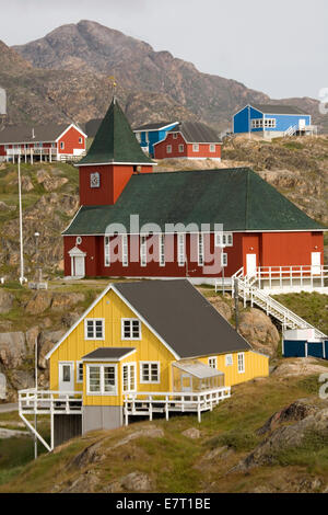 Das Festhalten an einem felsigen Küstenstreifen an der grönländischen Westküste, ist bunte Sisimiut zweitgrößte Stadt des Landes (Einw 5250) Stockfoto