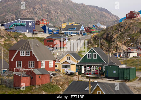 Das Festhalten an einem felsigen Küstenstreifen an der grönländischen Westküste, ist bunte Sisimiut zweitgrößte Stadt des Landes (Einw 5250) Stockfoto