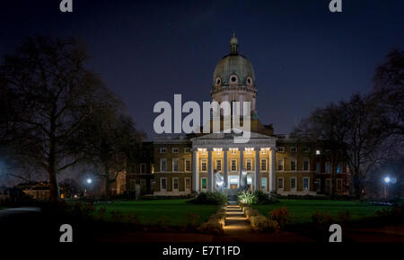 Imperial War Museum in London, nachts beleuchtet Stockfoto