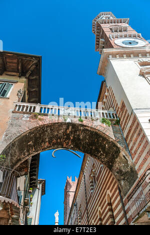 Piazza Erbe und Torre Dei Lamberti in Verona Italien Stockfoto