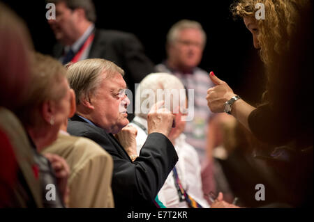 MANCHESTER, VEREINIGTES KÖNIGREICH. 23. September 2014. Der ehemalige stellvertretende Premierminister John Prescott aufsteht den Daumen, am Tag drei der Labour Party Jahreskonferenz statt auf Manchester Central Convention Complex Credit: Russell Hart/Alamy Live News. Stockfoto