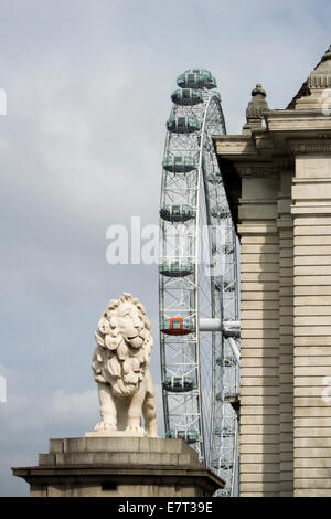 Blick auf das London Eye mit einer Statue eines Löwen im Vordergrund Stockfoto