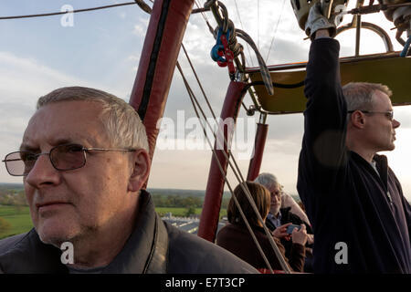 Piloten, die Lenkung von eines Heißluftballons mit Passagieren genießen die Aussicht, Shropshire, UK Stockfoto