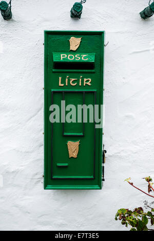 Irische grün lackierten Post Briefkasten außerhalb eines traditionellen 19. Jahrhundert irische Stroh Dach Hütte, Malin Head, County Donegal, Ir Stockfoto