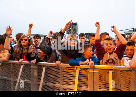 Junger Teenager-Fans, die Teilnahme an den MTV stürzt Festival, Ebrington Platz, Derry, Londonderry, Nordirland Stockfoto