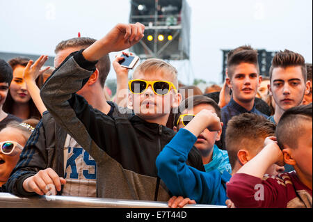 Junger Teenager-Fans, die Teilnahme an den MTV stürzt Festival, Ebrington Platz, Derry, Londonderry, Nordirland Stockfoto