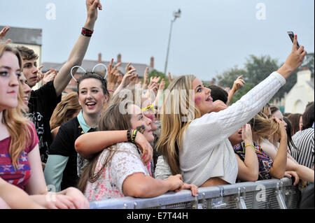 Junger Teenager-Fans, die Teilnahme an den MTV stürzt Festival, Ebrington Platz, Derry, Londonderry, Nordirland Stockfoto