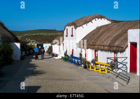 Traditionellen Reetdach Dach des 19. Jahrhunderts irische Cottages an der Hungersnot Dorf, Isle Doagh County Donegal, Irland Stockfoto