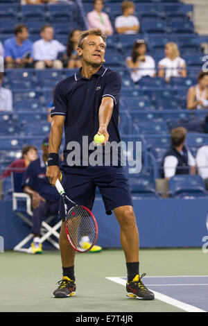 Mats Wilander (SWE) in Aktion während ein Exhibition-Match bei der 2014 US Open Tennis Championships. © Paul J. Sutton/PCN Stockfoto