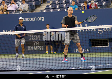 John McEnroe (USA) mit James Blake (USA) in Aktion während ein Exhibition-Match bei der 2014 US Open Tennis Championships. © Paul Stockfoto
