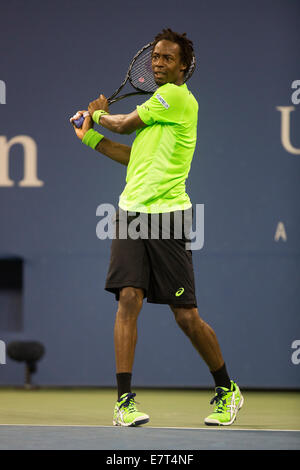 Gael Monfils (FRA) im Viertelfinale Aktion gegen Roger Federer (SUI) auf die 2014 US Open Tennis Championships. © Paul J. Sutton/PC Stockfoto