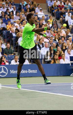 Gael Monfils (FRA) im Viertelfinale Aktion gegen Roger Federer (SUI) auf die 2014 US Open Tennis Championships. © Paul J. Sutton/PC Stockfoto