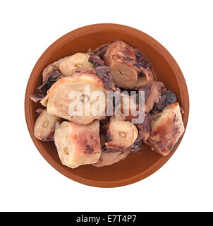 Draufsicht der gekochten Tintenfisch Stücke in einer kleinen Schüssel mit Knoblauchsauce auf weißem Hintergrund. Stockfoto
