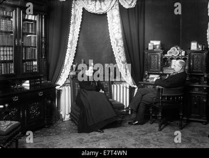 Eine Vintage-Fotografie von Margrét und Thor Jensen in ihrem Haus in Fríkirkjuvegur 11, Reykjavik, um 1910–1920. Die Abbildung zeigt das Paar in einer Inneneinrichtung mit Details zur häuslichen Umgebung. Stockfoto