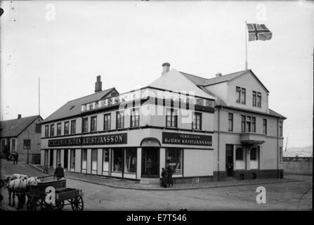 Ein Foto der Vesturgata-Straße in Reykjavik, Island, aufgenommen zwischen 1915 und 1925. Das Bild zeigt Pferdewagen und Geschäfte entlang der Straße, die das tägliche Leben im Reykjavik Anfang des 20. Jahrhunderts widerspiegeln. Stockfoto