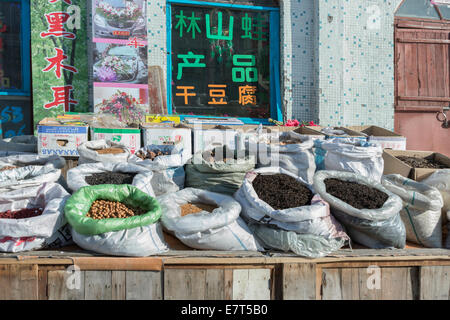 Outdoor-Markt in einem chinesischen Dorf - 35oC, Xitong River in der Nähe von Hengdaohezi, Heilongjiang, China Stockfoto