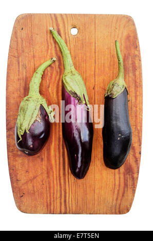 drei auf einem Holzbrett, vertikale Aubergine Stockfoto