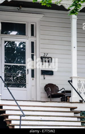 Veranda und Schritte, weiß Clapboard Haus, 27 South Market Street, Gospel Hill, Staunton, Virginia Stockfoto