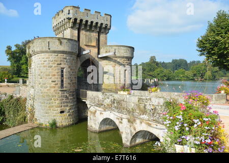 Eingang zum Wasserschloss La Clayette Stockfoto