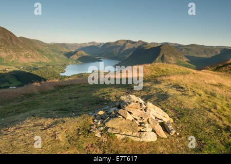 Blick über Crummock Wasser, Mellbreak und Buttermere Fells von niedrigen fiel, Englisch Seenplatte, Cumbria Stockfoto