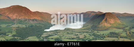 Panorama von geringer fiel der Grasmoor, Crummock Wasser- und Mellbreak im Sommer im englischen Lake District, Cumbria, England Stockfoto