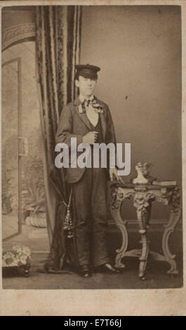 Ein Porträt einer Person namens Mitson, aufgenommen in einem Vintage-Schwarzweiß-Foto. Der Kontext oder die Identität der Person ist unbekannt, aber das Bild bietet einen Einblick in den Stil der Porträtfotografie der Epoche. Stockfoto