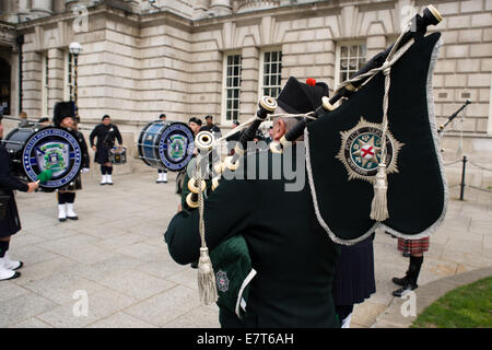 Belfast, Nordirland. 23. September 2014 Piper aus der Police Service of Northern Ireland (PSNI) Dudelsack entlang Längsträger der Seattle Polizei Pfeifen und Trommeln Band spielen bei ihrem Besuch in Belfast als Teil ihrer Emerald Isle-Tour Credit: Bonzo/Alamy Live News Stockfoto